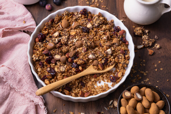 Knapperige muesli met chocolade en amandelen