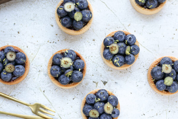 Blauwe bessen tartelettes met witte chocolade ganache