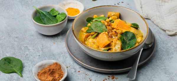 Kruidige kokos-kikkererwtencurry met zoete aardappel