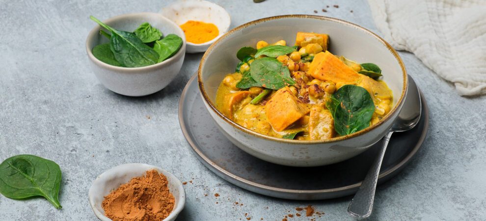 Kruidige kokos-kikkererwtencurry met zoete aardappel