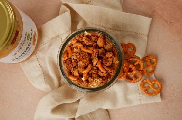 Pindakaas granola met pretzels