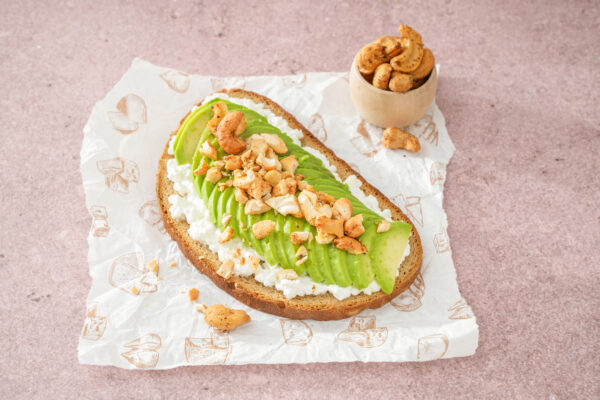 Avocado toast met pittige cashewnoten