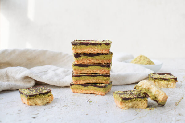 Pistache shortbread bars 